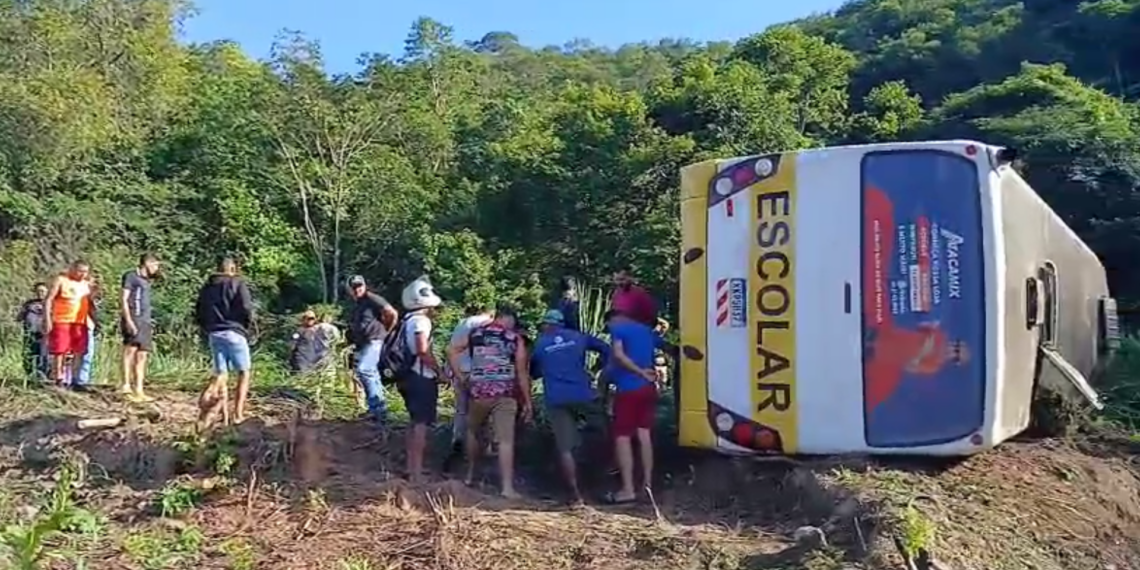 Dois estudantes morrem e outros ficam feridos após ônibus tombar e quase cair de penhasco na PB