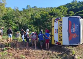 Dois estudantes morrem e outros ficam feridos após ônibus tombar e quase cair de penhasco na PB