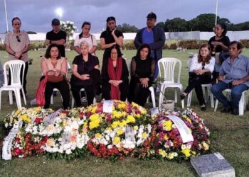 Ao som de seus grandes sucessos, Antônio Barros é sepultado em João Pessoa