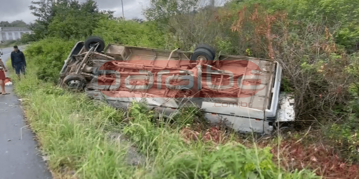 Duas pessoas ficam feridas após ônibus tombar em Campina Grande