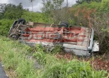 Duas pessoas ficam feridas após ônibus tombar em Campina Grande