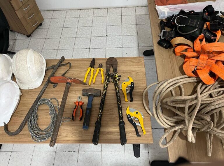 Três homens são presos pela Polícia Civil após se passarem por funcionários de empresa e roubarem fios de telefonia em Pombal