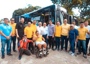 Cícero Lucena e Leo Bezerra entregam 32 novos ônibus para melhoria e ampliação do transporte coletivo da Capital