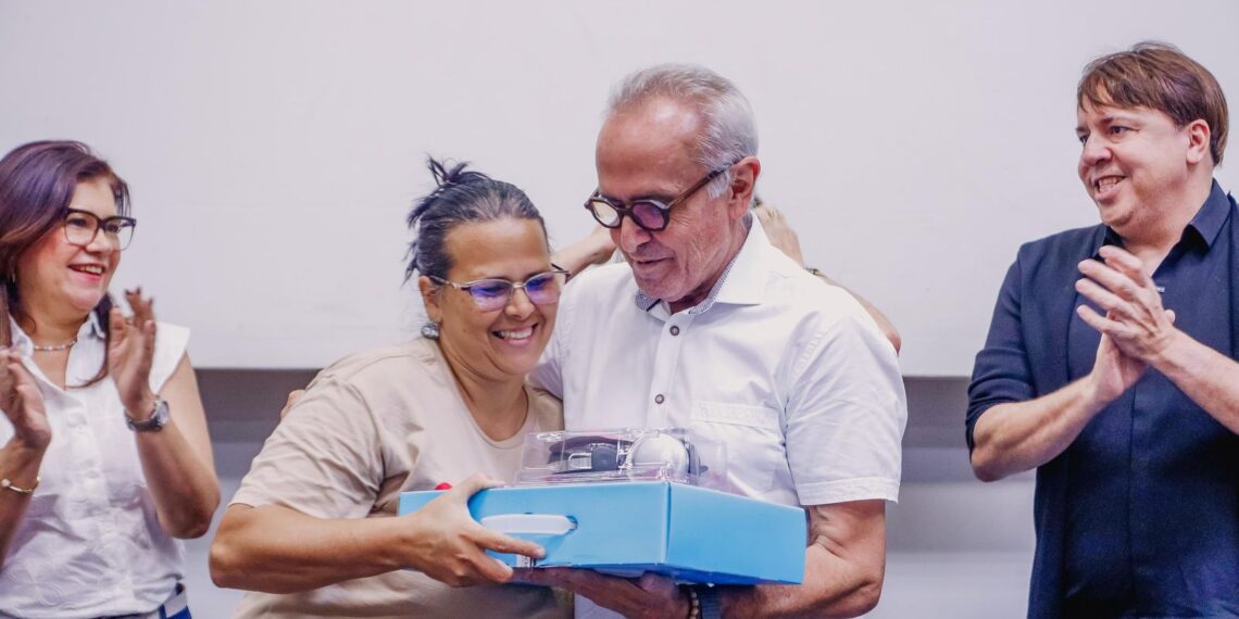 Cícero Lucena entrega 200 Chromebooks aos professores da Rede Municipal de Ensino