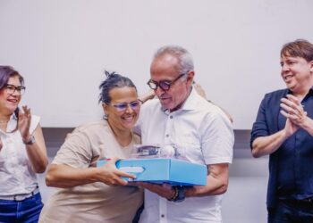 Cícero Lucena entrega 200 Chromebooks aos professores da Rede Municipal de Ensino