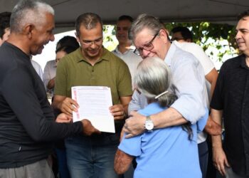 João Azevêdo entrega escrituras de Comunidade de Pescadores da Praia da Penha e destaca conquista histórica das famílias