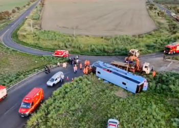 Ônibus tomba na MG-223 e deixa pelo menos 10 mortos; crianças estão entre vítimas