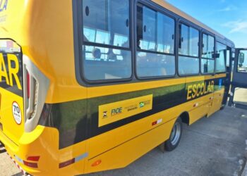 PRF flagra ônibus escolar usado irregularmente para transporte de adultos na Paraíba