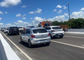 Governo libera tráfego de veículos na parte superior do viaduto de Água Fria