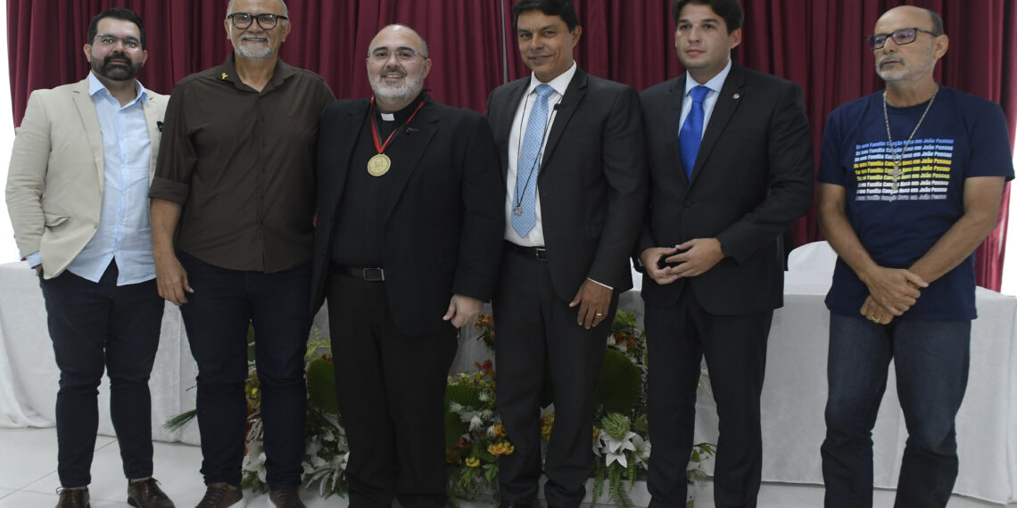 CMJP entrega honraria ao padre Bruno Pinto Costa