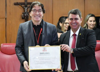 Sessão solene entrega Título de Cidadão Pessoense a Jânio Diniz
