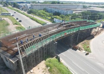 Içamento das vigas do viaduto no Bairro das Indústrias muda trânsito na região nesta quinta