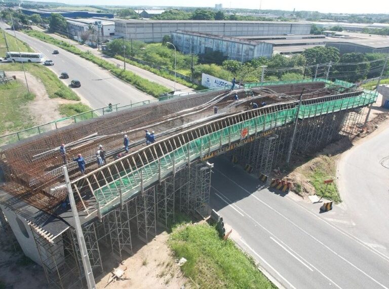 Içamento das vigas do viaduto no Bairro das Indústrias muda trânsito na região nesta quinta