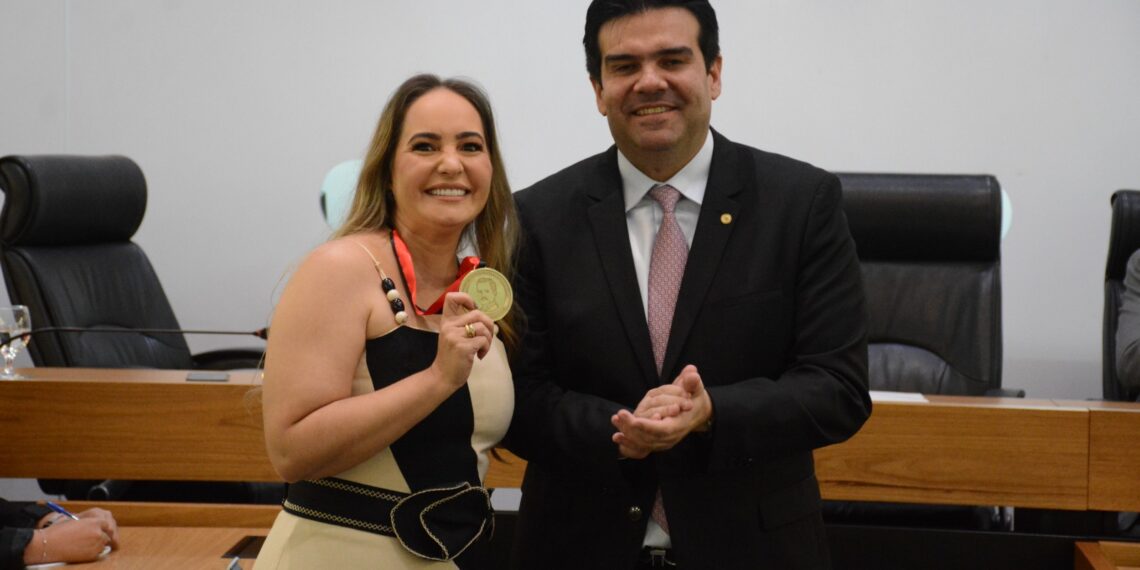 Assembleia concede Medalha Epitácio Pessoa à professora Mônica Tejo Cavalcanti