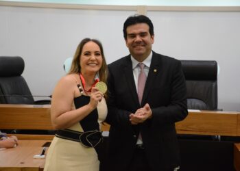 Assembleia concede Medalha Epitácio Pessoa à professora Mônica Tejo Cavalcanti