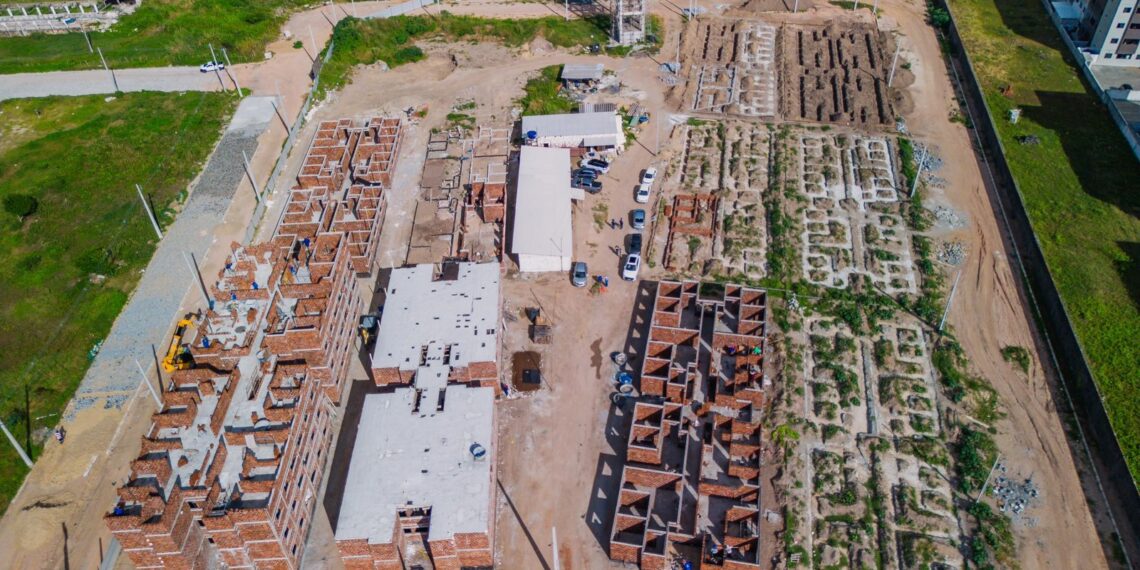 Cícero Lucena vistoria construção do Residencial Dubai e projeta entrega para março do próximo ano