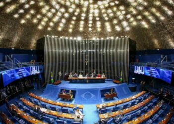 Relator antecipa fim da reeleição de presidente, governadores e prefeitos para 2030 e CCJ adia votação