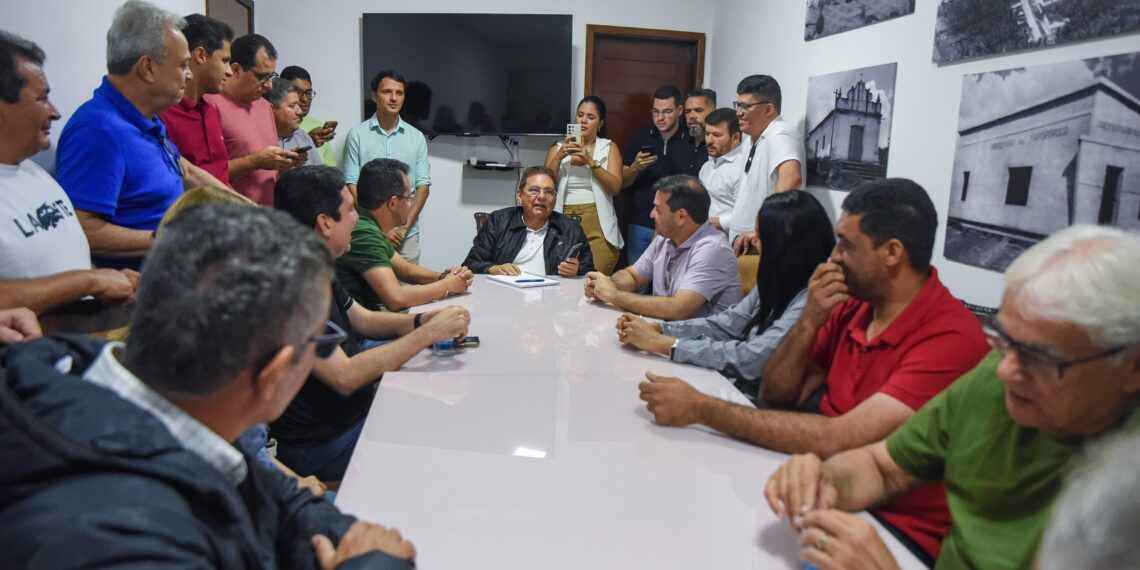 Adriano se reúne com prefeitos do Vale do Mamanguape e encaminha pleitos com o governo para região