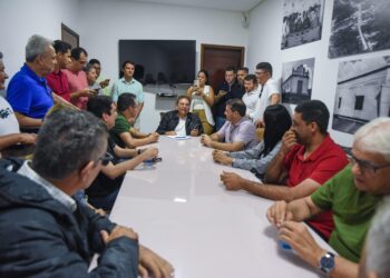 Adriano se reúne com prefeitos do Vale do Mamanguape e encaminha pleitos com o governo para região