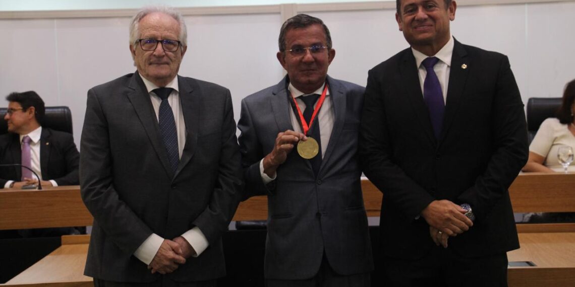 ALPB concede Medalha Epitácio Pessoa ao empresário Roberto Cavalcanti de Morais