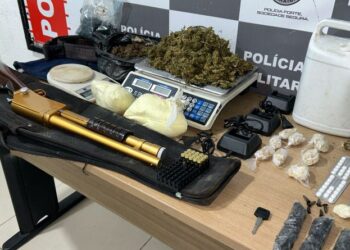 Polícia apreende drogas, arma e vários materiais em comunidade da Capital