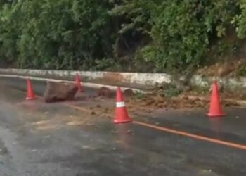 Deslizamento de barreira interdita parcialmente via no Cabo Branco em João Pessoa