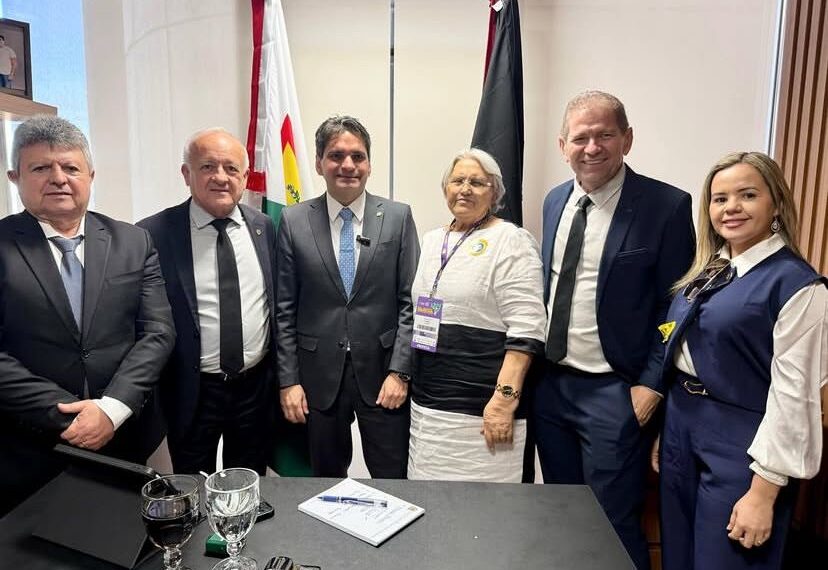 Branco Mendes esteve acompanhado de diversos prefeitos paraibanos, com os quais percorreu os corredores do Congresso Nacional e ministérios do Governo Federal em busca de apoio e recursos. Segundo ele, a articulação permanente com os deputados federais da bancada paraibana e com representantes do Executivo federal é essencial para viabilizar projetos e políticas públicas locais. “Essa é uma luta fundamental, que visa beneficiar diretamente a população. É preciso garantir que as cidades tenham estrutura e autonomia para avançar. E isso só acontece com representatividade, com diálogo e com uma atuação firme como temos feito em Brasília”, reforçou. O deputado também destacou o clima de otimismo em relação ao desenvolvimento do estado sob a liderança do governador João Azevêdo. “Estamos vendo os frutos de uma gestão comprometida com o municipalismo. A parceria entre o Governo do Estado e os municípios tem feito a diferença na vida dos paraibanos”, avaliou. Defensor histórico da descentralização administrativa, Branco Mendes acredita que fortalecer os municípios é garantir qualidade de vida, cidadania e eficiência na gestão pública. “O municipalismo não é só uma bandeira política, é um compromisso com o futuro das nossas cidades”, concluiu.