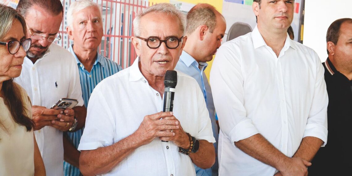 Cícero Lucena autoriza construção de quadra poliesportiva na Escola Santos Dumont, no Varadouro