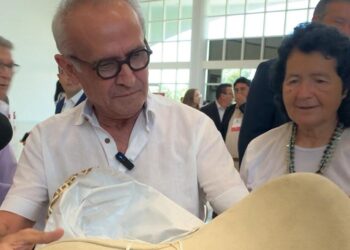 Cavalo selado: vereador Guguinha surpreende e presenteia Cícero com sela para percorrer a Paraíba