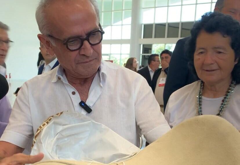 Cavalo selado: vereador Guguinha surpreende e presenteia Cícero com sela para percorrer a Paraíba