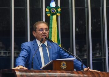 Adriano Galdino cobra justiça orçamentária ao Nordeste durante homenagem a Epitácio Pessoa no Senado