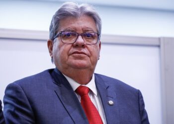João Azevêdo ironiza e afirma que Efraim pode ficar esperando por racha no grupo governista
