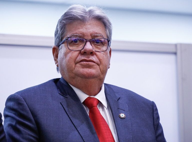 João Azevêdo ironiza e afirma que Efraim pode ficar esperando por racha no grupo governista