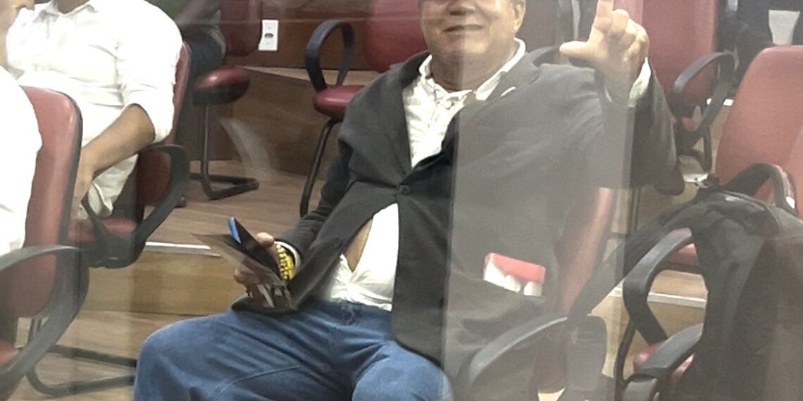 Acusado de atentado contra vereador volta à Câmara e é retirado por seguranças