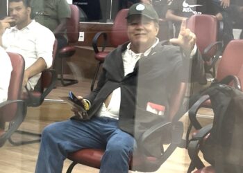 Acusado de atentado contra vereador volta à Câmara e é retirado por seguranças