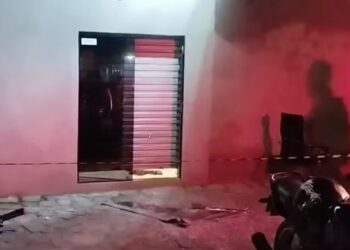 Policial reage a assalto em loja de celulares, é baleado e mata suspeito, em Mangabeira