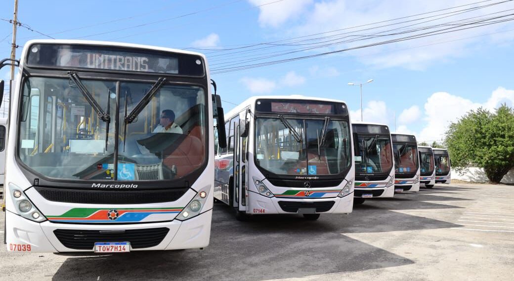 Prefeito entrega 13 novos ônibus e reforça frota da Semob com viaturas e equipamentos de segurança