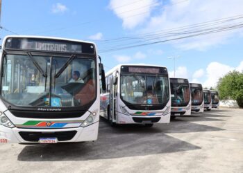 Prefeito entrega 13 novos ônibus e reforça frota da Semob com viaturas e equipamentos de segurança