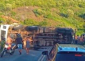 Caminhão tomba e interdita rodovia PB-073 entre Guarabira e Pirpirituba