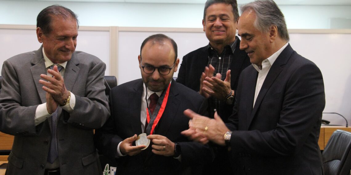 ALPB concede medalha de mérito ao jornalista Wallisson Bezerra