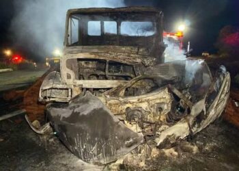 Motorista morre carbonizado em acidente entre carro e caminhão