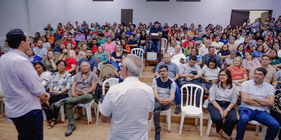 Cícero anuncia reajuste na gratificação de gestores das escolas municipais