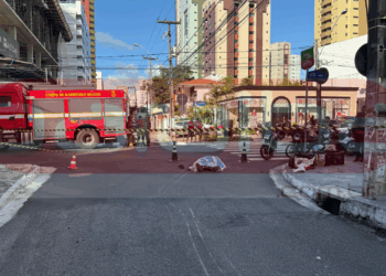 Motociclista morre em colisão com ônibus na Capital; moto fica embaixo do veículo