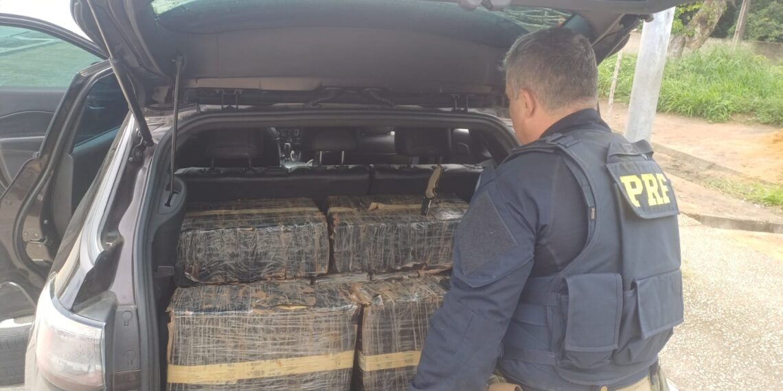 PRF apreende quase 185 kg de maconha, no município de Mamanguape