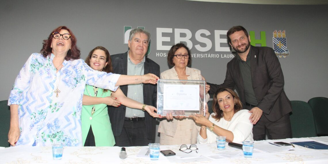 ALPB concede Diploma Napoleão Laureano à professora Maria de Fátima Sousa