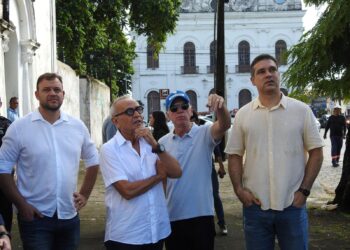 Prefeitura inicia operação para limpeza de fios em postes e combate à poluição visual nas ruas de João Pessoa