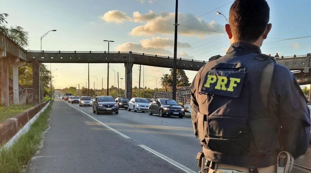 Acidente entre carro e ambulância deixa socorristas feridos em João Pessoa