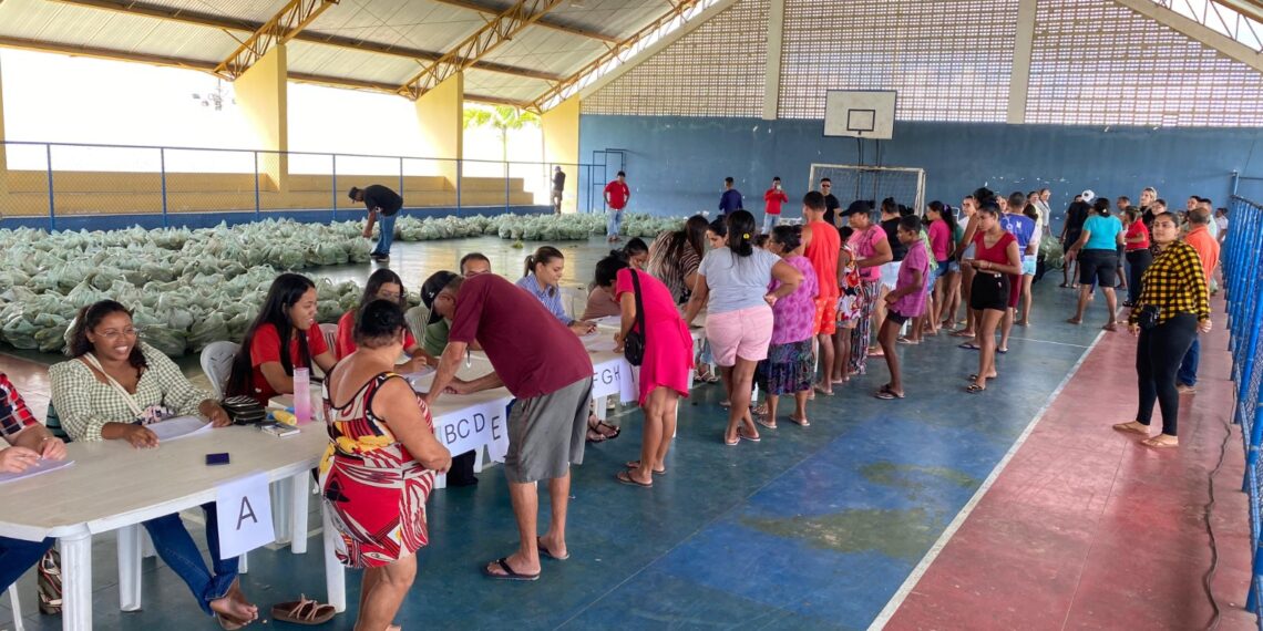 Prefeitura de Pedras de Fogo entrega 10 toneladas de milho à população
