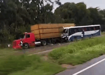 Ônibus com trabalhadores bate em caminhão na BR-230 em Santa Rita; uma pessoa morreu