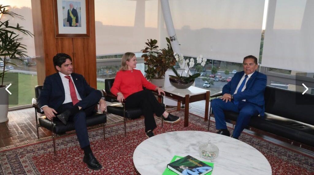 Após acenos a Lula, Adriano Galdino se reúne com Gleisi em Brasília e destaca diálogo positivo com ministra